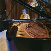 Profesorada de piano enseña para todos las edades y los niveles